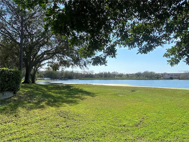 view of yard featuring a water view