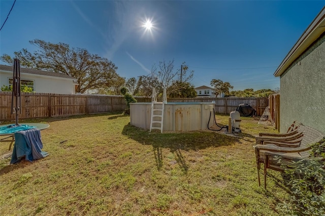 view of yard featuring a fenced in pool