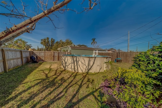 view of yard featuring a fenced in pool