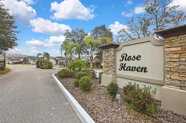 view of community / neighborhood sign