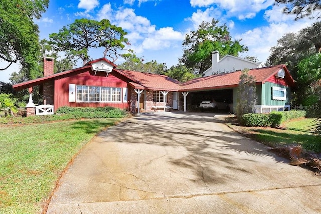 single story home featuring a front lawn