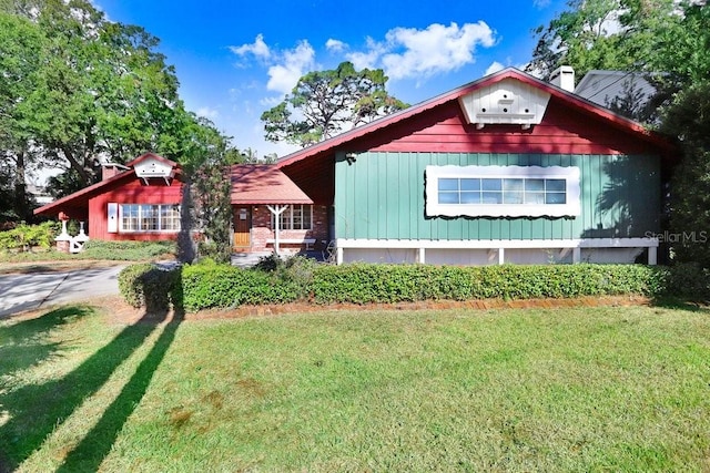 view of front of property featuring a front yard