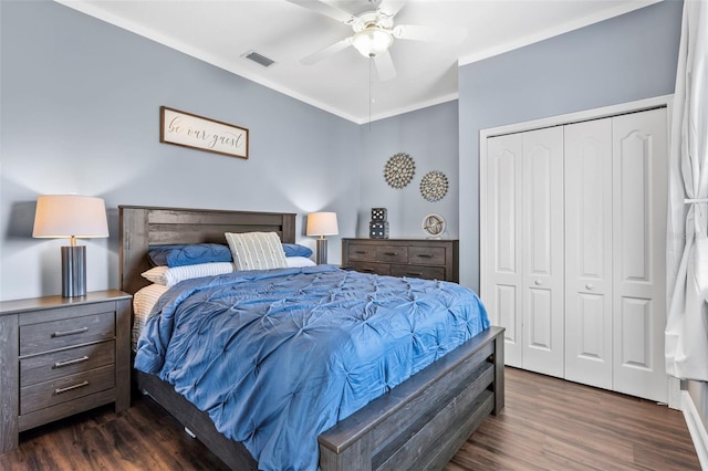 bedroom featuring dark hardwood / wood-style flooring, crown molding, a closet, and ceiling fan