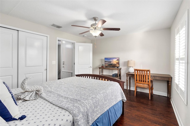 bedroom featuring dark wood-type flooring, ceiling fan, and a closet