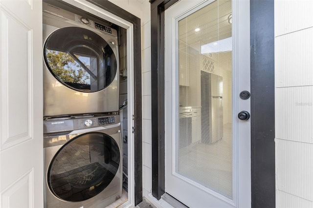 washroom with stacked washing maching and dryer