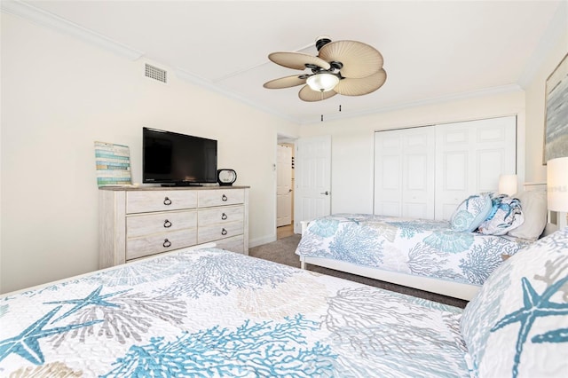 bedroom with crown molding, carpet floors, a closet, and ceiling fan