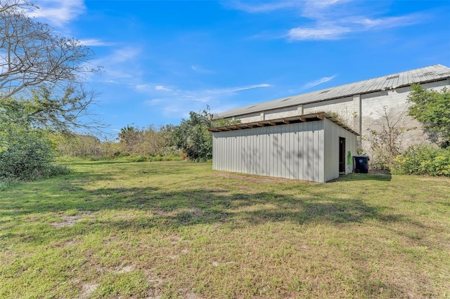 view of yard featuring an outbuilding