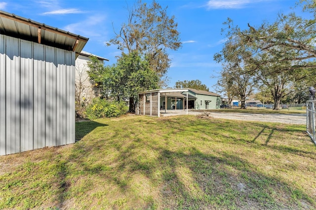 view of yard with an outbuilding