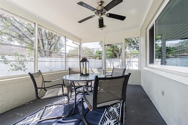 sunroom with ceiling fan