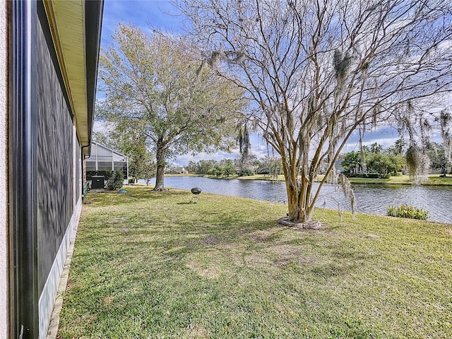 view of yard featuring a water view