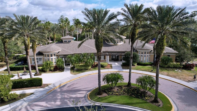 view of front facade with driveway