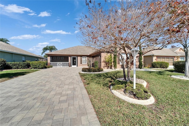 ranch-style house featuring a front yard