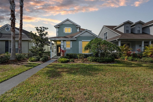 view of front of property featuring a yard