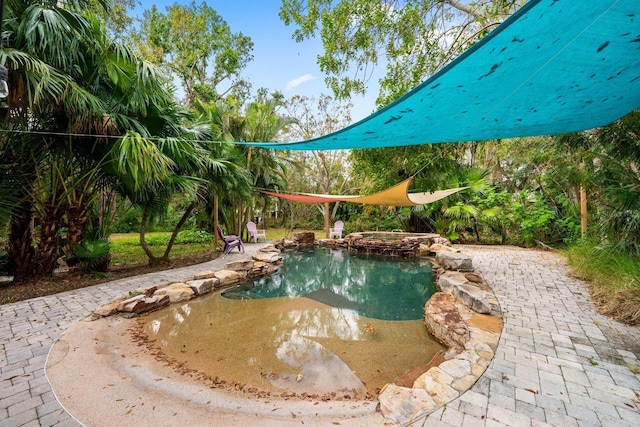 view of pool featuring an in ground hot tub