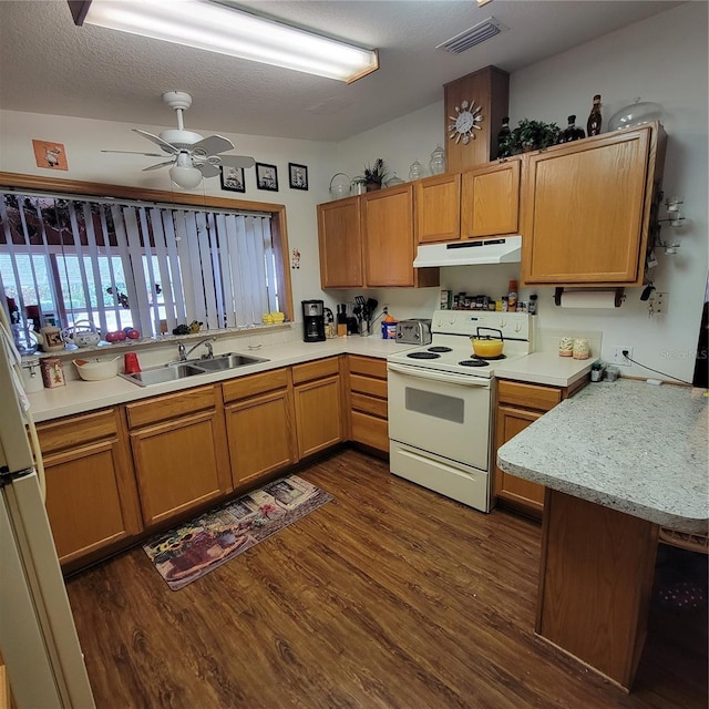 kitchen featuring dark wood-type flooring, sink, ceiling fan, kitchen peninsula, and white appliances