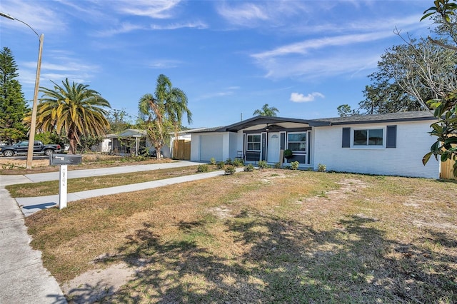 ranch-style house featuring a front yard