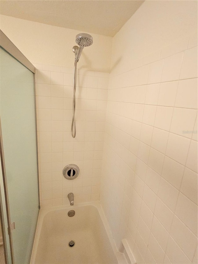 bathroom featuring tiled shower / bath combo