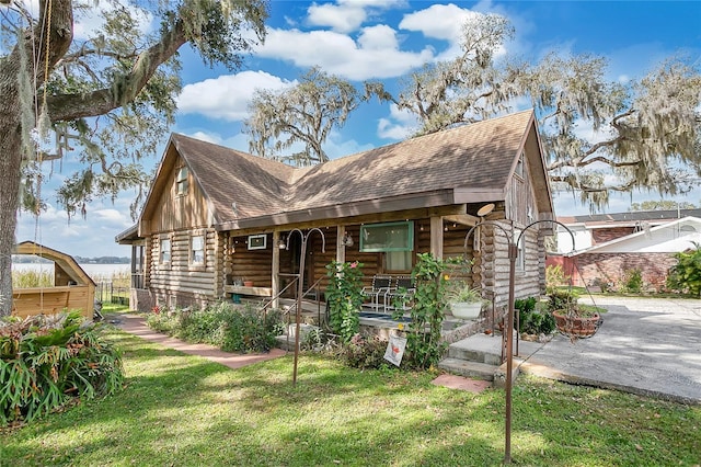 view of front of house with a front lawn