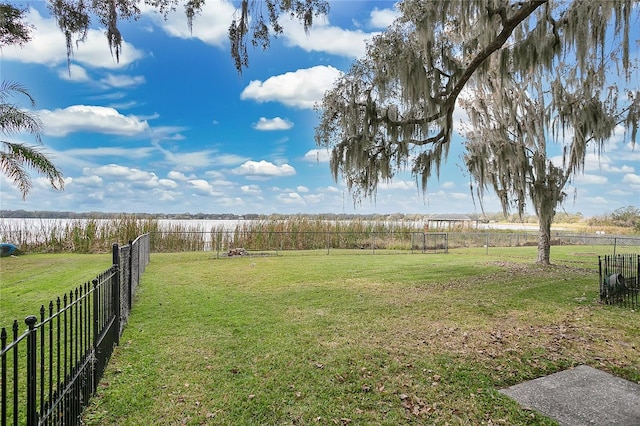 view of yard featuring a rural view