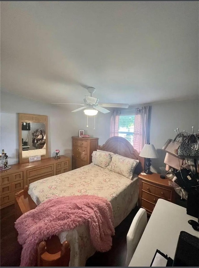 bedroom featuring ceiling fan