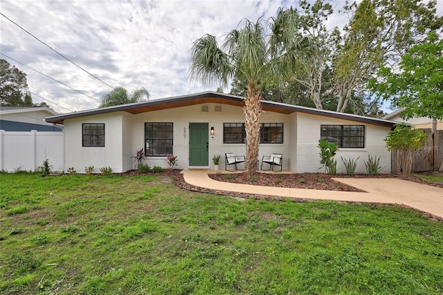 ranch-style house featuring a front yard