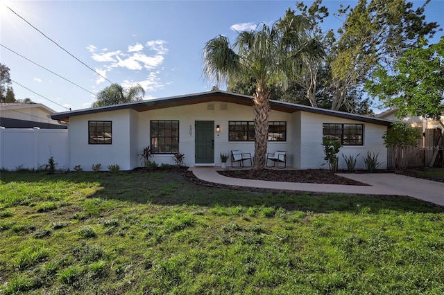 ranch-style house featuring a front yard