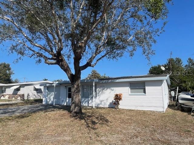 single story home with a front yard