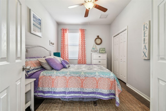 bedroom featuring dark wood-type flooring, ceiling fan, and a closet