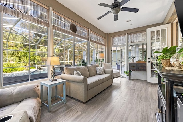 sunroom with ceiling fan