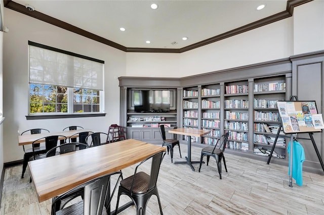 dining area with ornamental molding