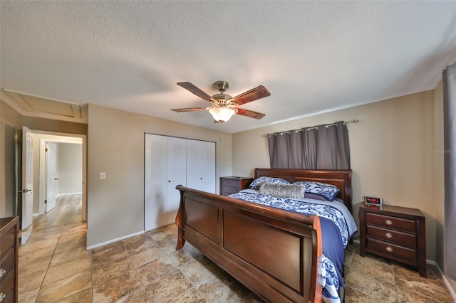 bedroom featuring ceiling fan, a closet, and a textured ceiling