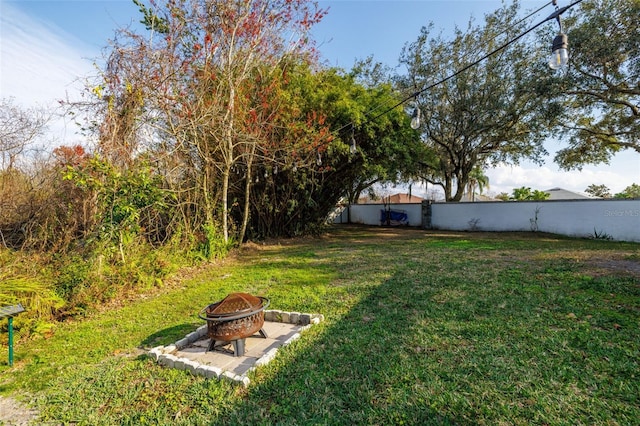 view of yard featuring an outdoor fire pit