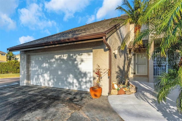 view of front facade featuring a garage