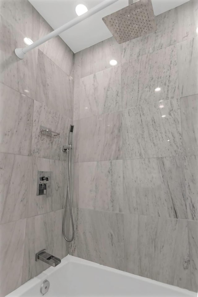 bathroom with tiled shower / bath combo