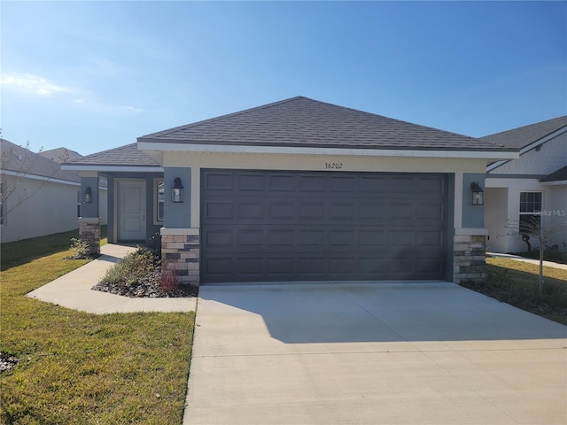 view of front of home featuring a garage and a front yard