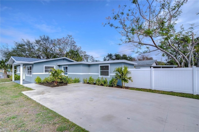 view of front of home featuring a front yard