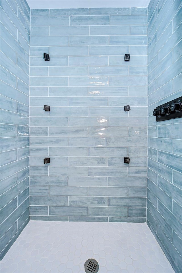 bathroom featuring a tile shower