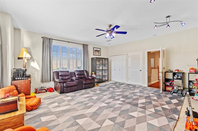 1881 Riveredge Dr, Tarpon Springs, FL 34689 - carpeted living area featuring a ceiling fan