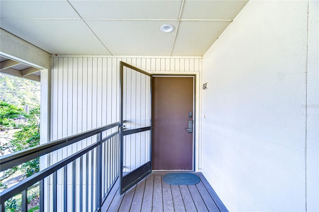 property entrance featuring a balcony