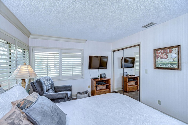 bedroom featuring a textured ceiling and a closet