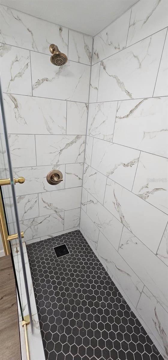 bathroom with a tile shower