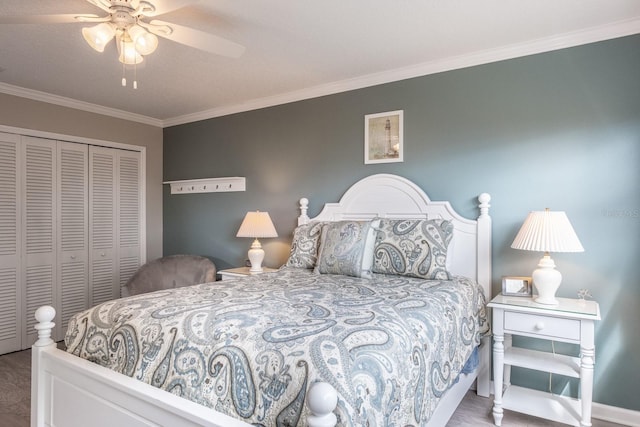 bedroom with ornamental molding, ceiling fan, and a closet