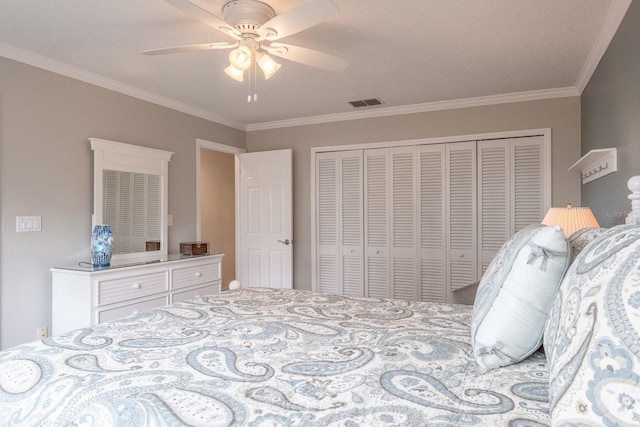 bedroom with crown molding, a closet, and ceiling fan