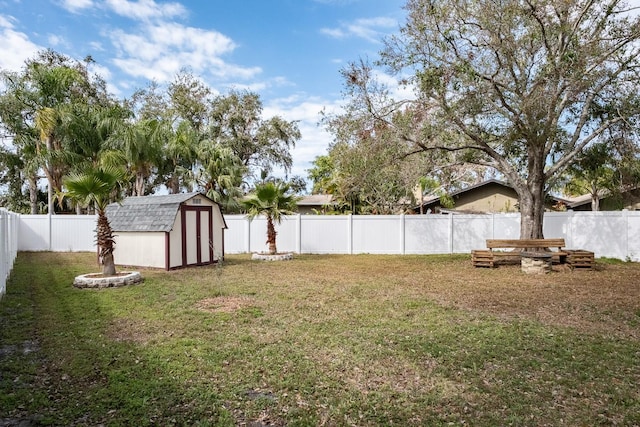 view of yard featuring a storage shed