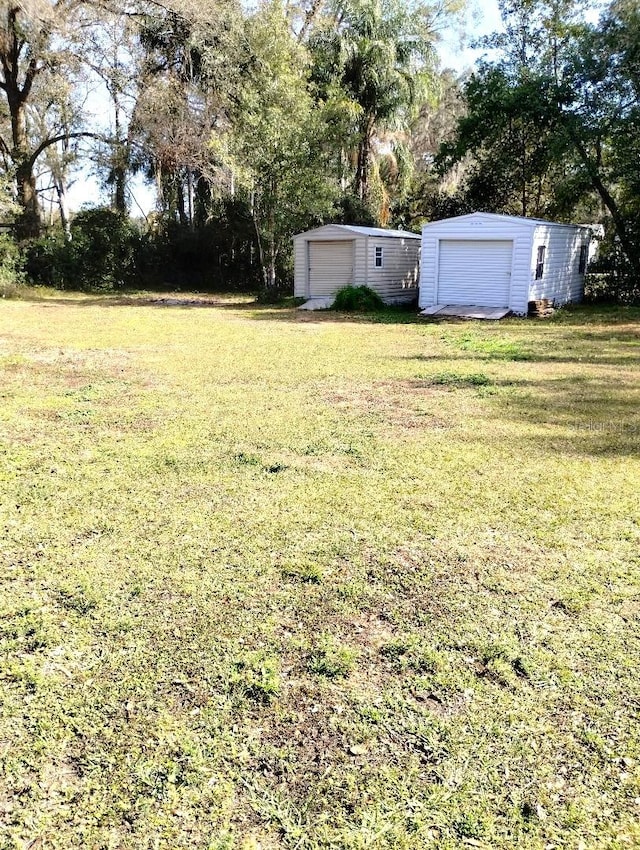 view of yard with a garage and an outdoor structure