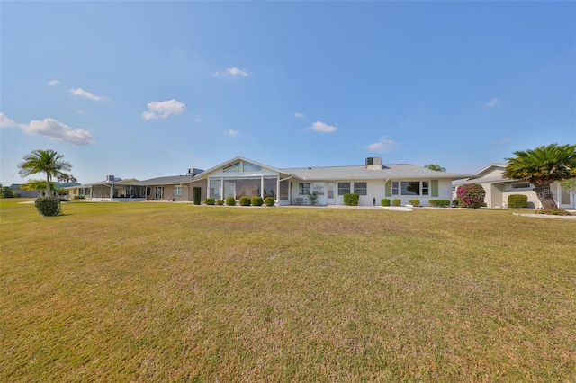 view of front of property featuring a front yard