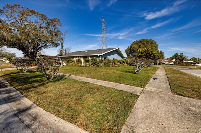 view of front of house featuring a front lawn