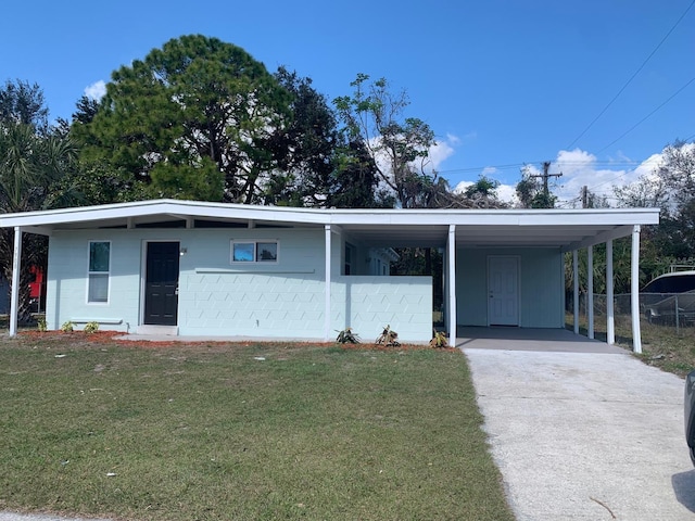 view of front of property with a carport and a front yard