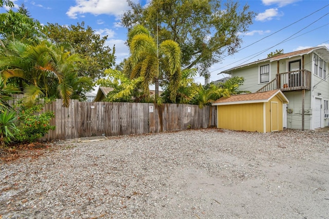 view of yard featuring a storage shed