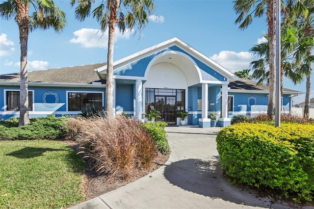 view of front of property featuring stucco siding and a front lawn